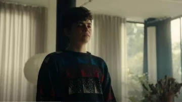La Vista 80s Red, White, and Blue Tiled Sparkle Sweater porté par Sally Farrow (Sonera Angel) comme on le voit dans Obsession (S01E02)