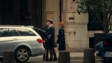 Ttrench-Coat plissé de la côte porté par Anna Barton (Charlie Murphy) vu dans Obsession (S01E02)