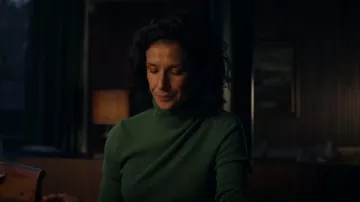Sifflets Essentiam Polo côtelé porté par Ingrid Farrow (Indira Varma) vu dans Obsession (S01E02)