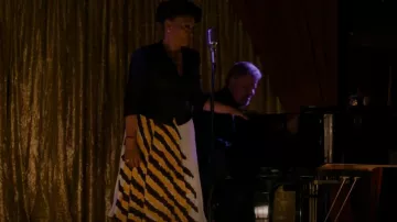 Proenza Schouler Crepe Falda plisada a rayas usada por Patricia (Jenifer Lewis) como se ve en I Love That for You (S01E05)