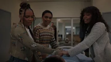 R13 Khaki Distressed Baby Cardigan usado por Kelsey Yates como se ve en 9-1-1: Lone Star (S04E13)