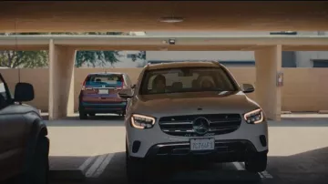 2020 Mercedes-Benz GLC 300 car driven by Amy Lau (Ali Wong) in BEEF TV series (S01E04)