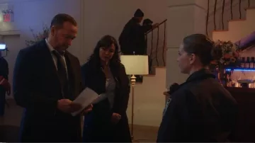 Abrigo Mackage Nori usado por María Báez (Marisa Ramírez) como se ve en Blue Bloods (S13E18)