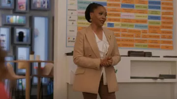 Reiss Logan Blazer porté par Patricia (Jenifer Lewis) comme on le voit dans I Love That for You (S01E07)