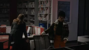 Veste H&M avec col en fausse fourrure portée par Neff (Alexis Floyd) comme on le voit dans Inventing Anna (S01E05)