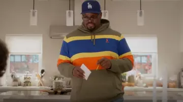 Polo Ralph Lauren Central Stripe Logo Print Sweat à capuche porté par Sherm Jones (Carl Tart) vu dans Grand Crew (S02E08)