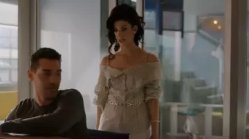 Jonathan Simkhai Paulina Blusa en Celadon usada por Beth Ann (Ayden Mayeri) como se ve en I Love That for You (S01E07)