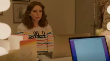 Suéter Time and Tru Hello usado por Joanna Gold (Vanessa Bayer) como se ve en I Love That for You (S01E07)