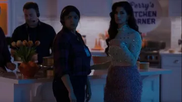 Dries Van Noten Heyser Crystal embellecida Top usado por Beth Ann (Ayden Mayeri) como se ve en I Love That for You (S01E07)