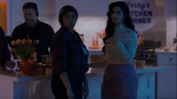 Dries Van Noten Heyser Crystal embellecida Top usado por Beth Ann (Ayden Mayeri) como se ve en I Love That for You (S01E07)