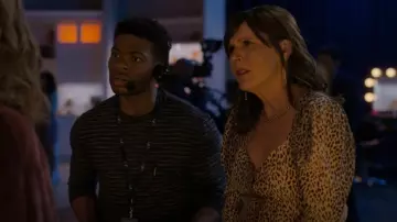 Blusa Frame Silk Animal Print usada por Jackie (Molly Shannon) como se ve en I Love That for You (S01E07)