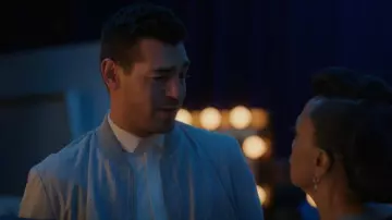 Hugo Pinstriped Bomber Jacket usada por Darcy Leeds (Matt Rogers) como se ve en I Love That for You (S01E08)