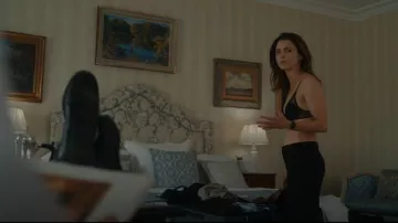 Natori Cherry Blossom Bra usado por la embajadora Kate Wyler (Keri Russell) como se ve en The Diplomat (S01E01)