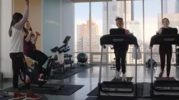 APL TechLoom Breeze Paprika porté par Kacy Duke (Laverne Cox) comme on le voit dans Inventing Anna (S01E05)