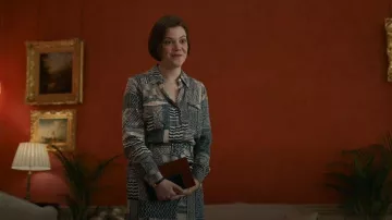 Robe Midi Reiss Kirby Light Ground Ditsy portée par Pensy (Georgie Henley) vue dans The Diplomat (S01E01)