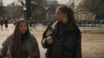 Veste de camouflage déconstruite Monse portée par Robyn McCall (Queen Latifah) comme on le voit dans The Equalizer (S03E15)