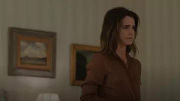 Equipo Essential Silk Shirt usado por la embajadora Kate Wyler (Keri Russell) como se ve en The Diplomat (S01E01)