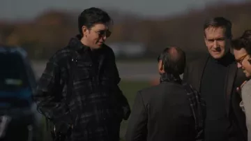Uniqlo Over Shirt Jacket porté par Greg Hirsch (Nicholas Braun) vu dans Succession (S04E05)