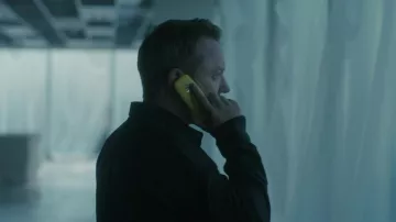 Teléfono móvil Nokia en amarillo usado por John Weir (Kiefer Sutherland) como se ve en Rabbit Hole (S01E06)
