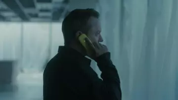 Téléphone mobile Nokia en jaune utilisé par John Weir (Kiefer Sutherland) vu dans Rabbit Hole (S01E06)