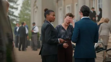 Blusa Vince Deco usada por Pippa (Anna Francolini) como se ve en The Diplomat (S01E02)