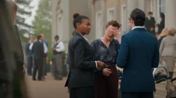 Zara Pantalones con cinturón de cintura alta Borgoña usados por Pippa (Anna Francolini) como se ve en The Diplomat (S01E02)