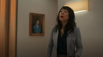 Calvin Klein Blazer à imprimé vitré pour femmes porté par Eidra Graham (Ali Ahn) vu dans The Diplomat (S01E02)