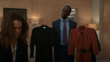 Karen Millen Forever Vestido lápiz Midi usado por la embajadora Kate Wyler (Keri Russell) como se ve en The Diplomat (S01E02)