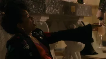 Cinq A Sept Sacred Heart Rumi Blazer porté par Neff (Alexis Floyd) comme on le voit dans Inventing Anna (S01E05)