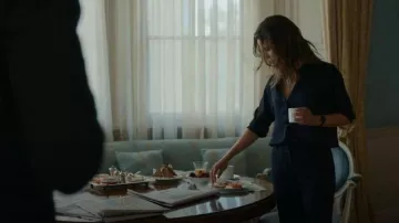 Blusa de seda de satén Vince usada por la embajadora Kate Wyler (Keri Russell) como se ve en The Diplomat (S01E04)