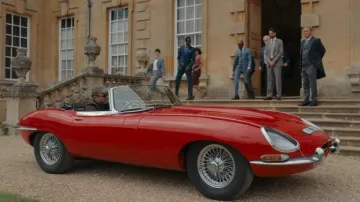 1967 Jaguar E-Type 4.2 Roadster Serie I coche en rojo conducido por el primer ministro Nicol Trowbridge (Rory Kinnear) en The Diplomat (S01E05)