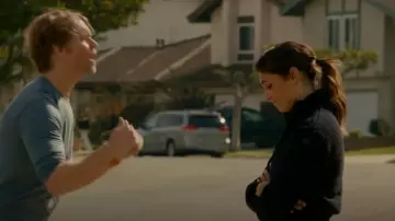 Alo Yoga Medium Sherpa Varsity Chaqueta usada por Kensi Blye (Daniela Ruah) como se ve en NCIS: Los Ángeles (S14E18)