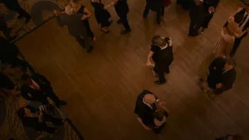Zapatos Slingback de charol Saint Laurent Kiss usados por la embajadora Kate Wyler (Keri Russell) como se ve en The Diplomat (S01E04)