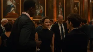 Reiss Lois Robe portée par l’ambassadrice Kate Wyler (Keri Russell) vue dans The Diplomat (S01E04)