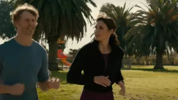 Alo Yoga Select Tank In Dark Plum usado por Kensi Blye (Daniela Ruah) como se ve en NCIS: Los Angeles (S14E18)