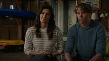 Abercrombie Cashmere Striped Scoop Sweater porté par Kensi Blye (Daniela Ruah) vu dans NCIS: Los Angeles (S14E18)