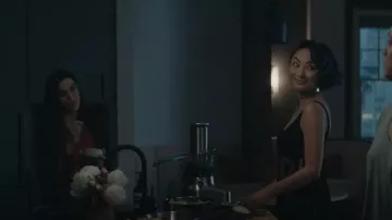 Pyjama à manches longues La Perla porté par Elliot Mantle (Rachel Weisz) vu dans Dead Ringers (S01E01)