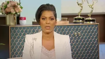 Alexander McQueen embelleció el blazer de un solo botón usado por Tamron Hall como se ve en Tamron Hall Show el 20 de abril de 2023