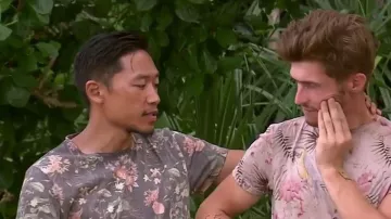 Le t-shirt à fleurs porté par Frédéric Khouvilay dans Koh-Lanta - Le feu sacré 2023 