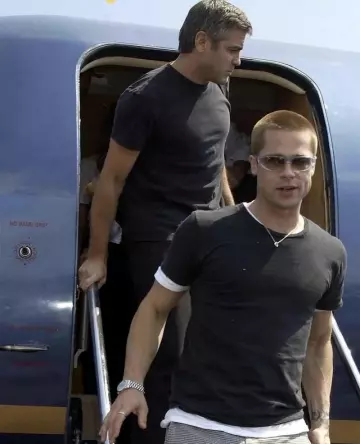 Le T-shirt noir porté par Brad Pitt à son arrivée à Monaco pour la promotion du film Ocean’s Twelve le 21 mai 2004