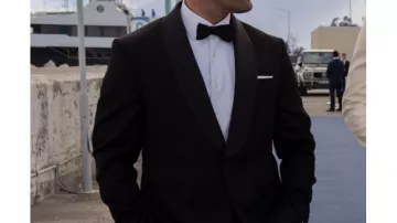Black tuxedo suit worn by Orson (Ja­son Statham) as seen in Operation Fortune: Ruse de guerre