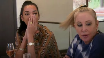 Blusa Burberry Icon Stripe Pussy-Bow usada por Noella Bergener como se ve en The Real Housewives of Orange County (S16E16)