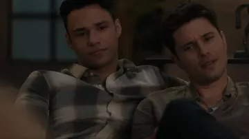 Vince Redondo Classic Fit Plaid Cotton Button Up Shirt usada por Carlos Reyes (Rafael L. Silva) como se ve en 9-1-1: Lone Star (S04E14)