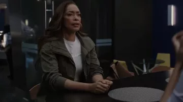 A.L.C. Frankie T Shirt porté par Tommy Vega (Gina Torres) comme on le voit dans 9-1-1: Lone Star (S04E14)
