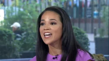 Halston Drape Neck Crepe Cocktail Dress usado por Laura Jarrett como se ve en Today el 21 de abril de 2023