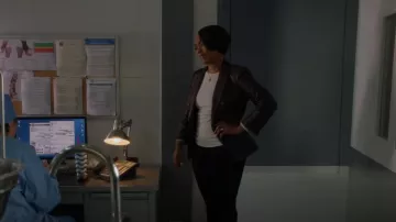 Veronica Beard Oneta Dickey Blazer usado por Athena Grant (Angela Bassett) como se ve en 9-1-1 (S06E15)
