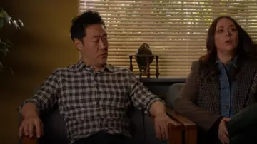 Chemise de sport à carreaux classique pour hommes Vince portée par Howie 'Chimney' Han (Kenneth Choi) comme on le voit dans 9-1-1 (S06E15)