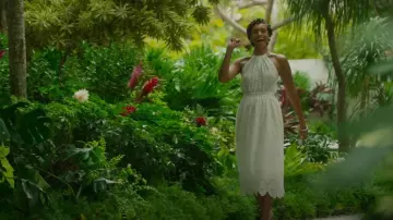 Robe blanche brodée ajourée Zara portée par Ruby Akuda (Kiara Barnes) vue dans Fantasy Island (S02E10)