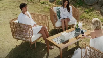 Guess Sara Cotton Eyelet Mini Falda usada por Ruby Akuda (Kiara Barnes) como se ve en Fantasy Island (S02E11)
