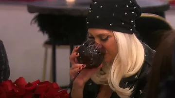 BlankNYC Denim Dragonfly Stud Moto Faux Leather Jacket usada por Gina Kirschenheiter como se ve en The Real Housewives of Orange County (S16E17)